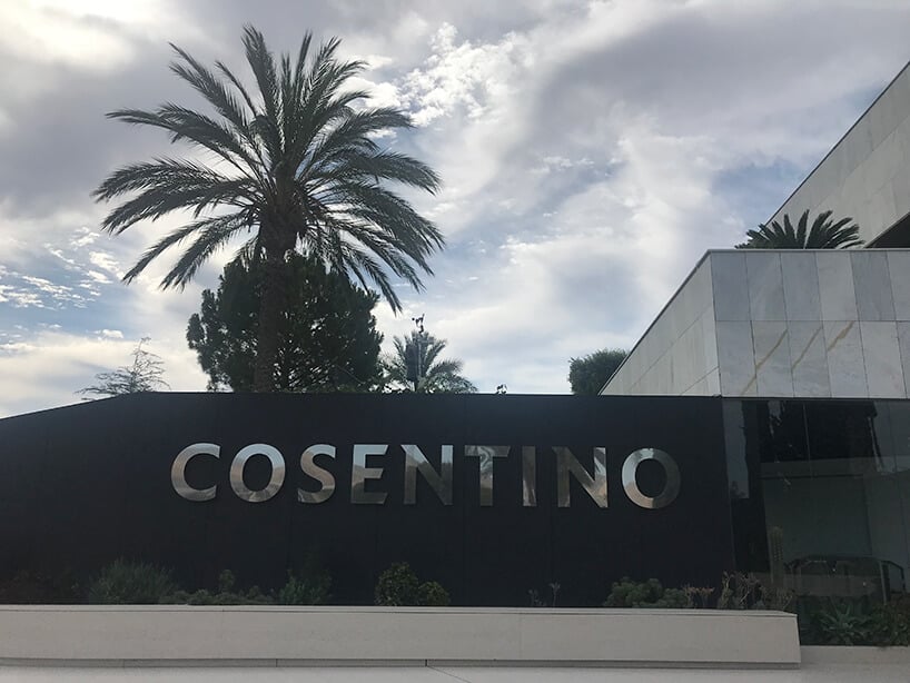 srebrny napis Cosentino na czarnym kamieniu przy wejściu do budynku Cosentino