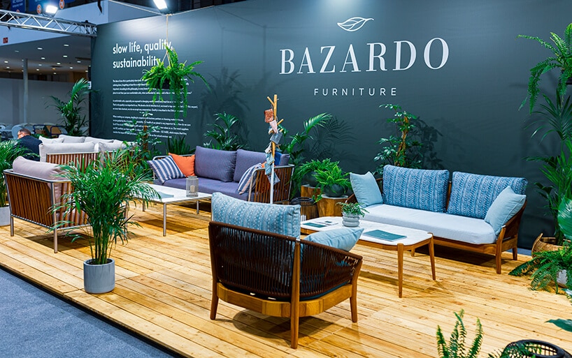 stoisko Bazardo furniture z różnymi siedziskami na drewnianych deskach pośród roślin