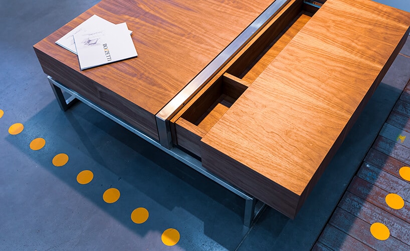 wyjątkowy drewniany stolik rozsuwany z metalowymi elementami od Bozzetti