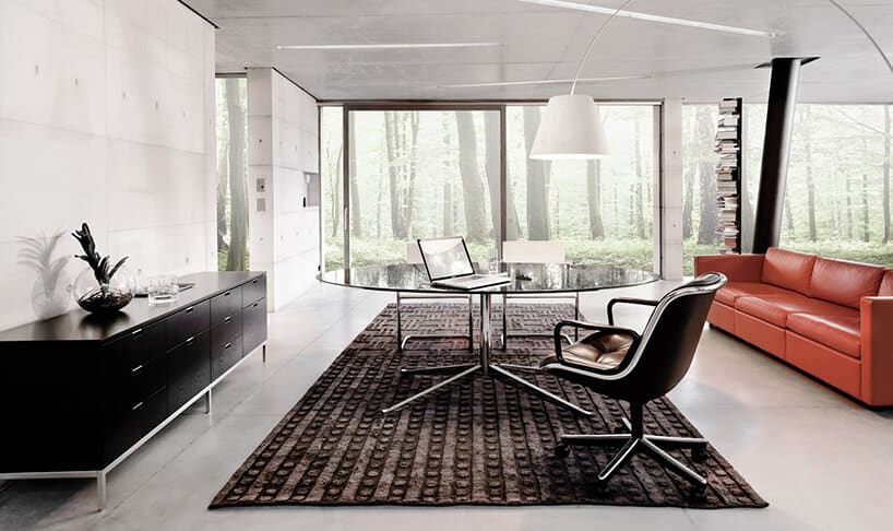duży błyszczący stół biurko Knoll od MoodWorks z eleganckim fotelem w jasnym salonie