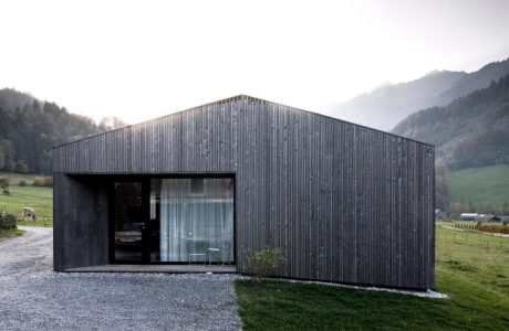 szary drewniany dom w szwajcarskiej dolinie