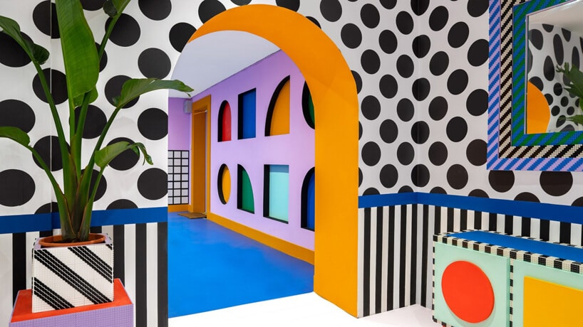wnętrze instalacji House of Dots od Camille Walala ściany w czarne kropki i kreski