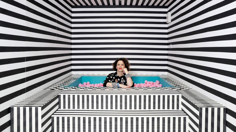 wnętrze instalacji House of Dots od Camille Walala projektantka w biało czarnym basenie z różowymi piłkami