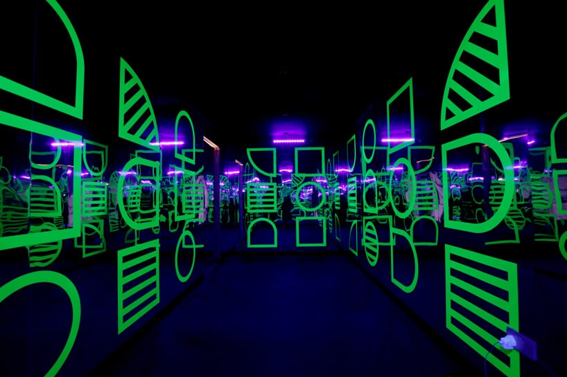 wnętrze instalacji House of Dots od Camille Walala ciemne pomieszczenie z zielonymi elementami na ścianach i fioletowym oświetleniem