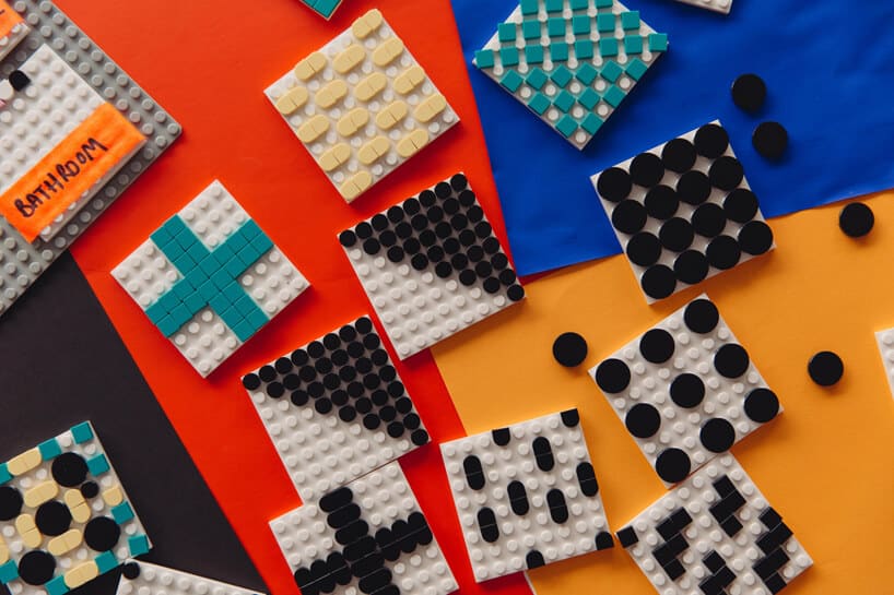 wnętrze instalacji House of Dots od Camille Walala białey klocki lego z połączonymi okrągłymi klockami na kolorowych papierach