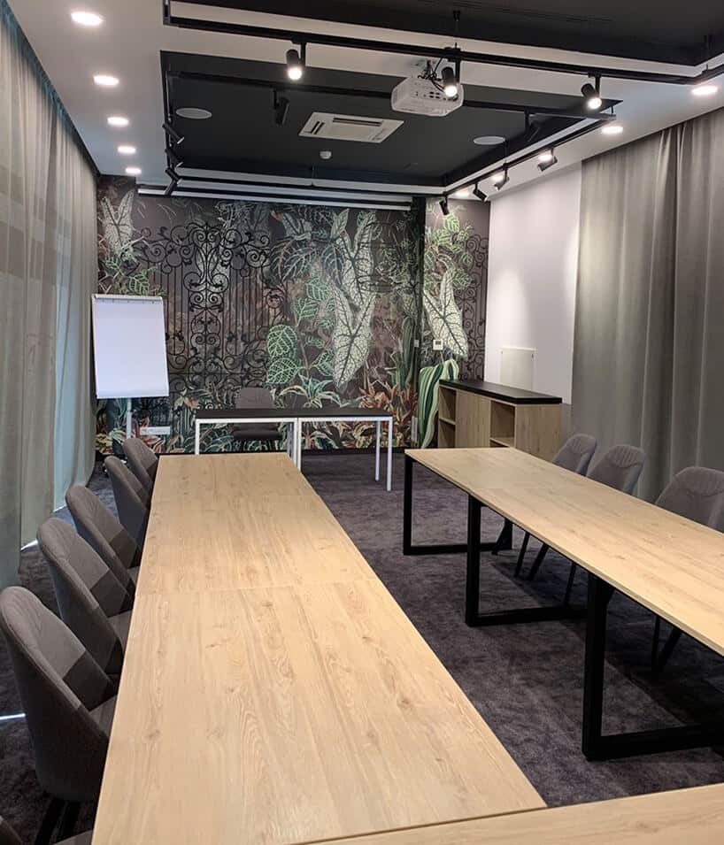 wnętrze hotelu ibis Styles Kraków od Accor mała sala konferencyjna z szarymi krzesłami z grafiką z motywem roslinnymi