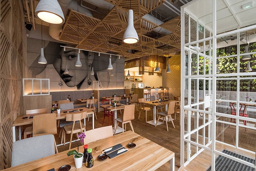 wizualizacja wnętrza restauracji sushi dominującym drewnem