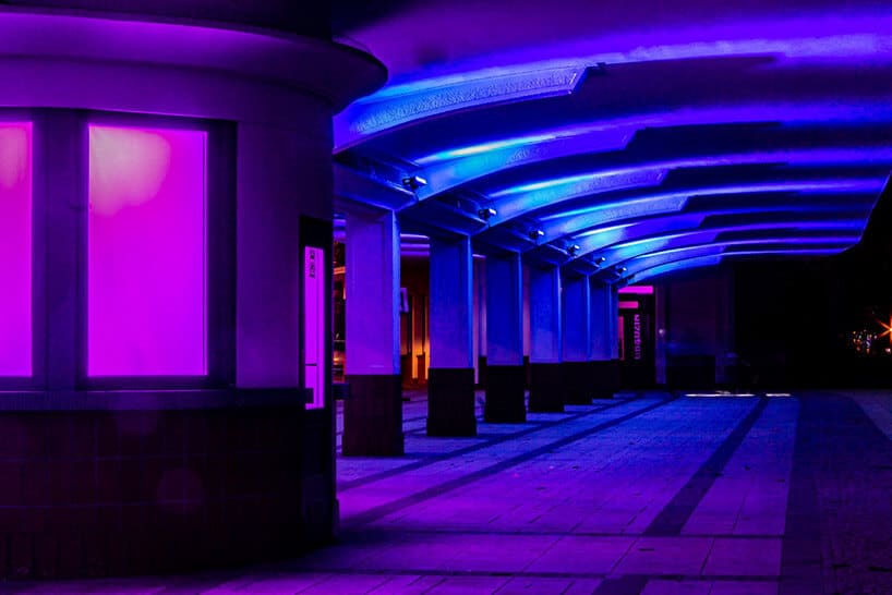iluminacja na stropie murowanego przystanku w fioletowym kolorze
