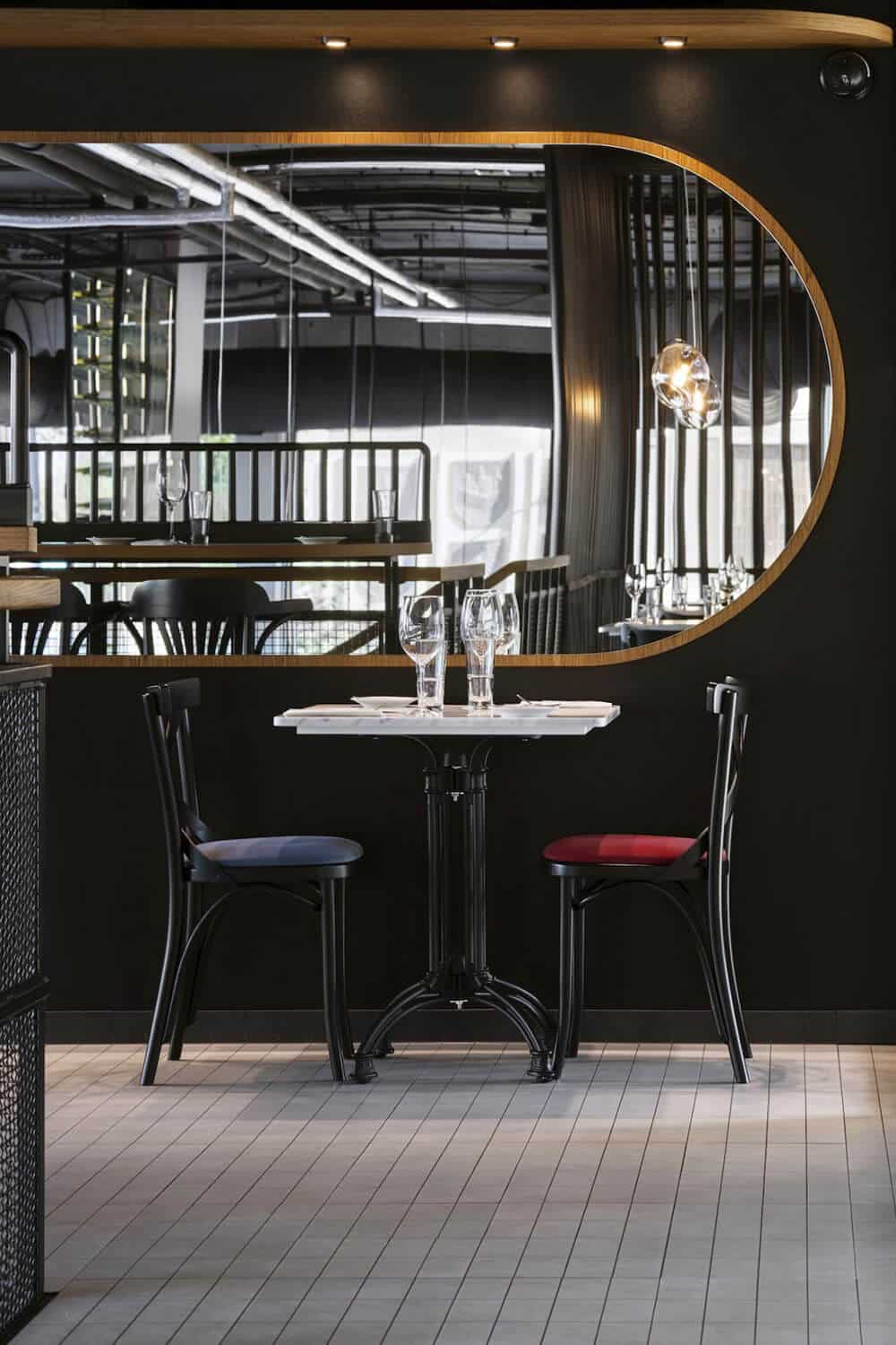 bz0227 Industrialny klimat przyprawiony nutą secesji w Seafood Station Restaurant