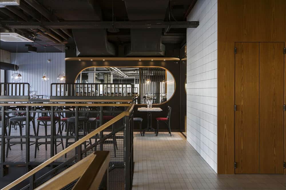 bz0227 Industrialny klimat przyprawiony nutą secesji w Seafood Station Restaurant
