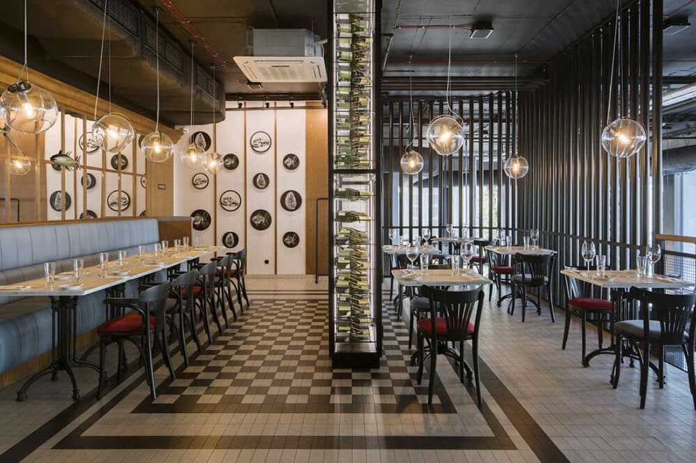 bz0227 Industrialny klimat przyprawiony nutą secesji w Seafood Station Restaurant