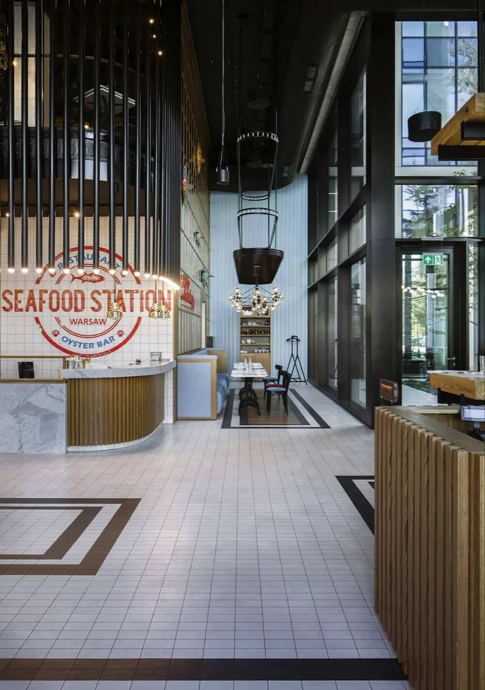 bz0227 Industrialny klimat przyprawiony nutą secesji w Seafood Station Restaurant
