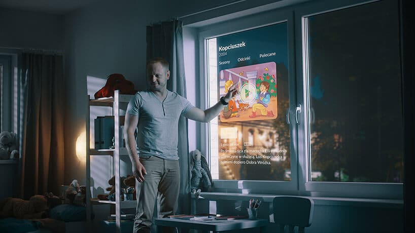mężczyzna stojący przy oknie z matrycą LCD