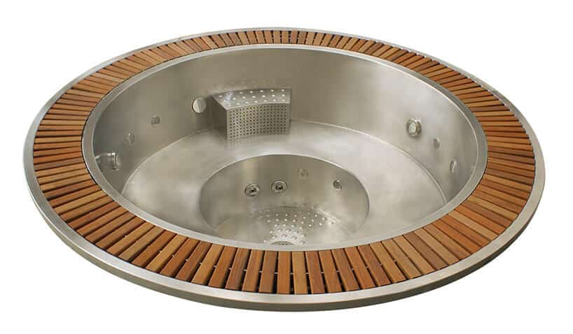 metalowe jacuzzi wykończone drewnem