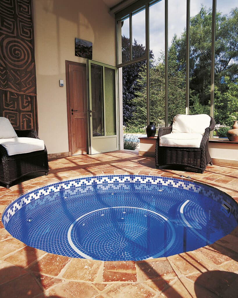 jacuzzi z niebieskiej mozaikowych płytek