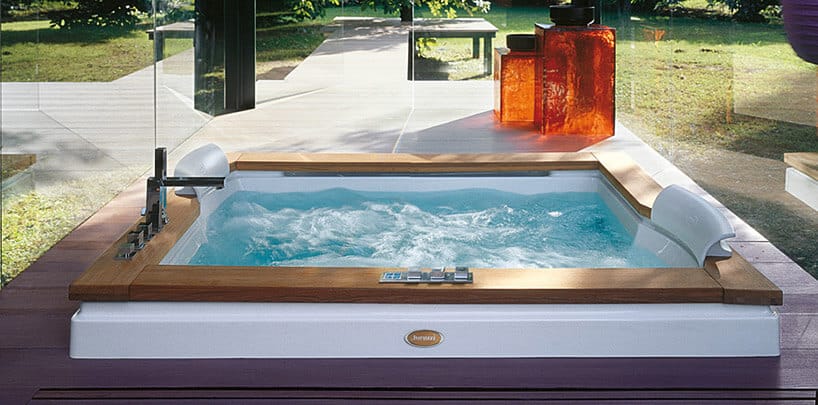 duże dwuosobowe jacuzzi wykończone drewnem
