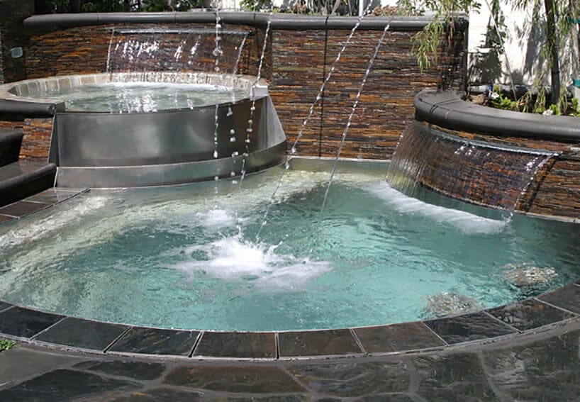 jacuzzi obok małego basenu