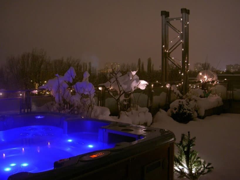 podświetlone na niebiesko jacuzzi zimą