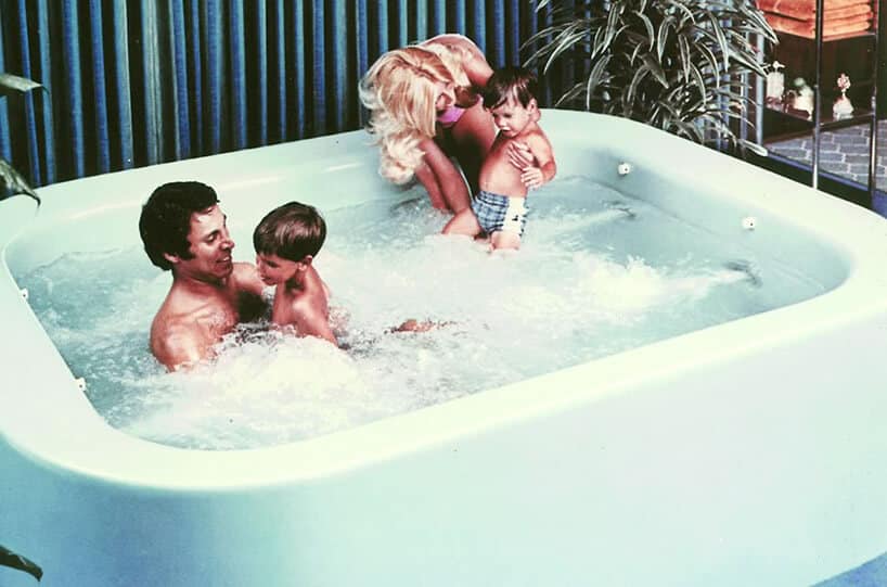 czteroosobowa rodzina w jacuzzi w latach 70tych