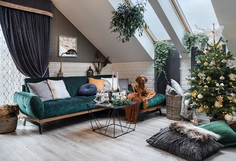elegancki salon na poddaszu z zieloną sofą narożnikiem od Gala Colezzione