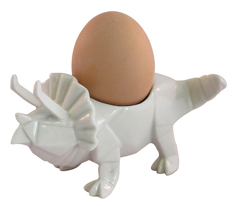 diznozaur podstawka pod jajko triceratops wykonany z porcelany w kolorze białym