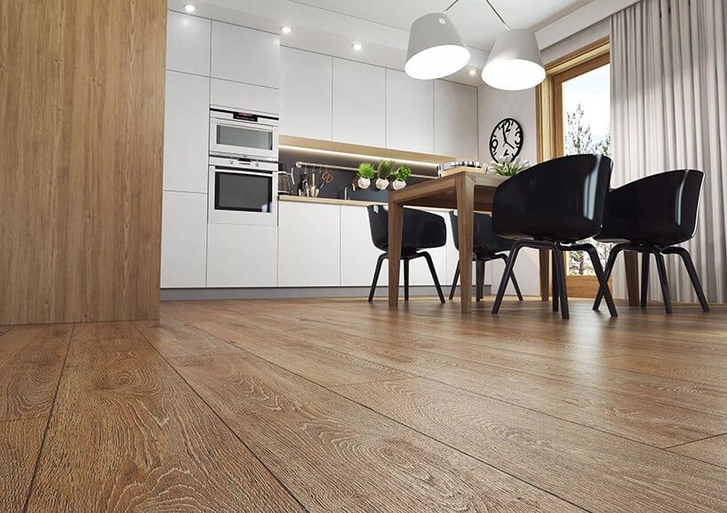 elegancka kuchnia ze stołem drewnianym z podłogą dąb szafran 3493 od Swiss Krono