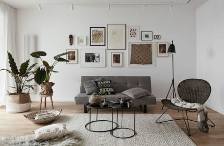 białe nowoczesne skromne wnętrza salonu z szarą sofą