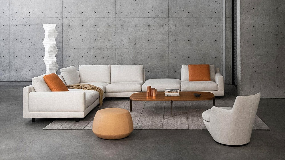 Jasna sofa: genialna baza do wnętrz