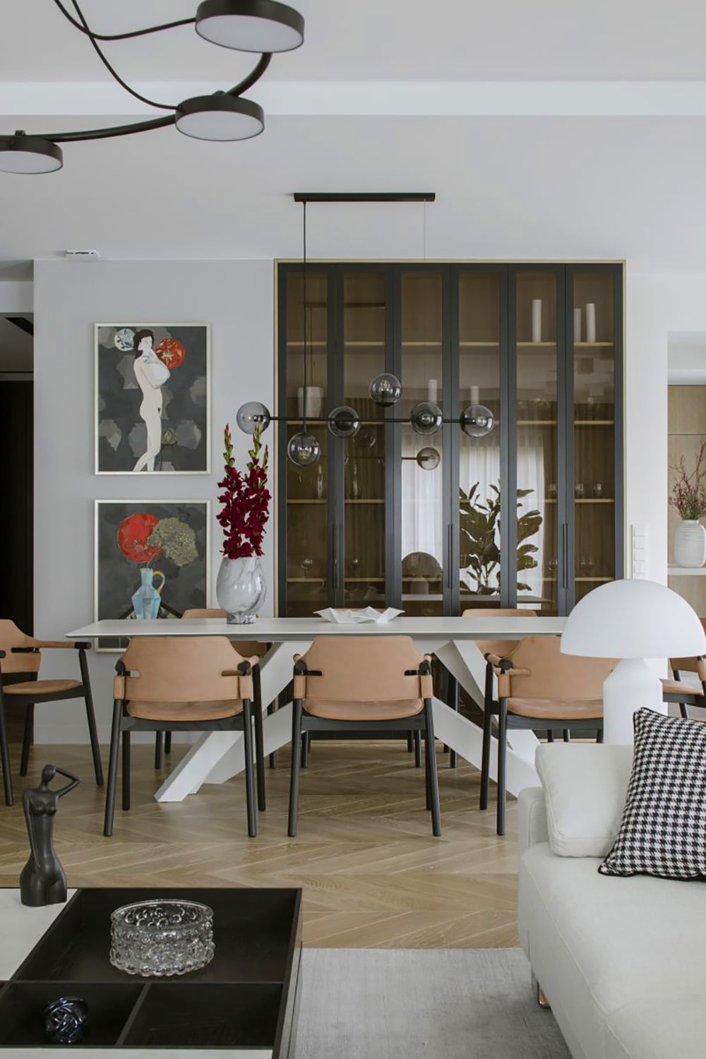 Klasyka i kontrasty w eleganckim apartamencie