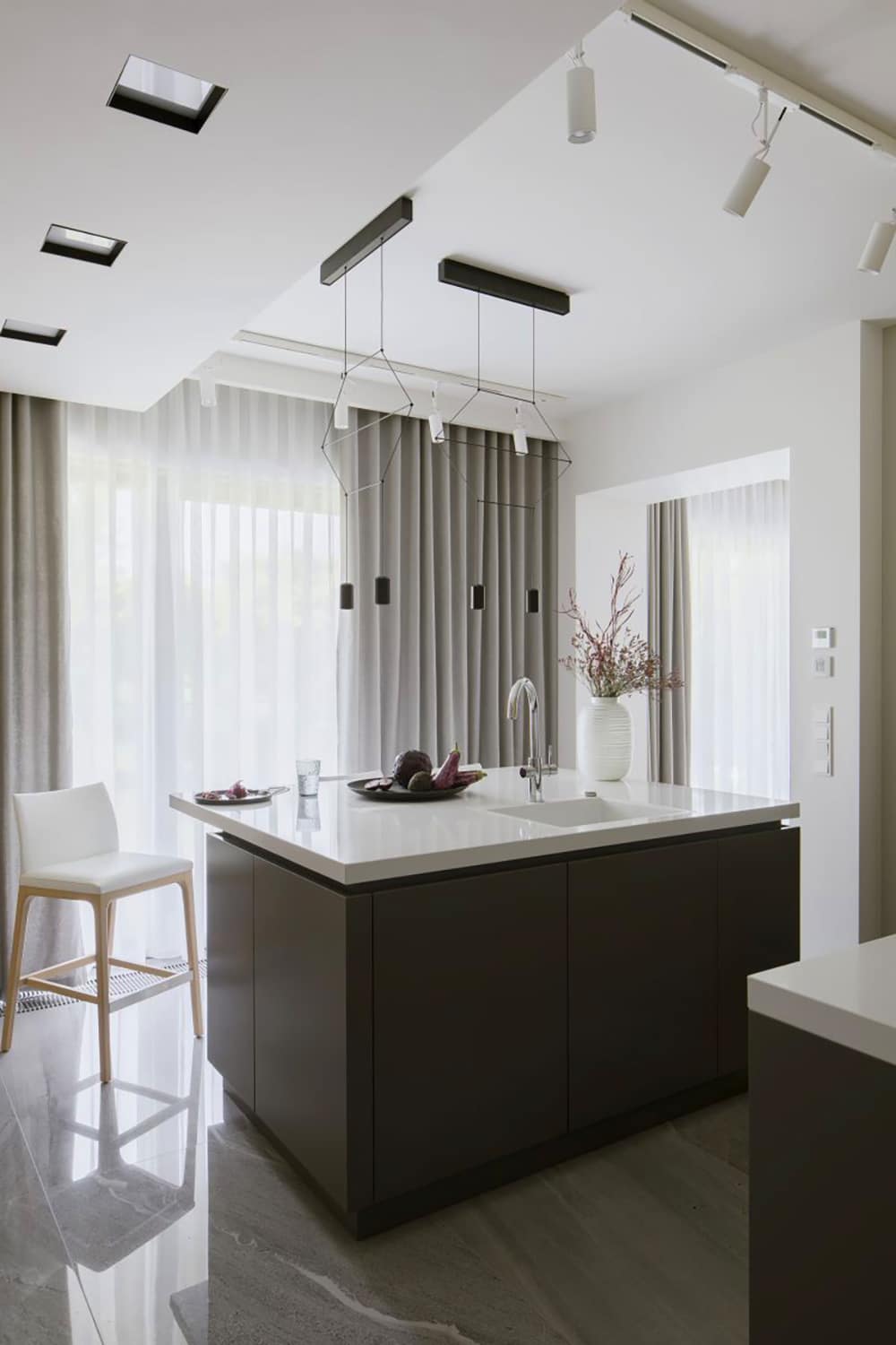 Klasyka i kontrasty w eleganckim apartamencie