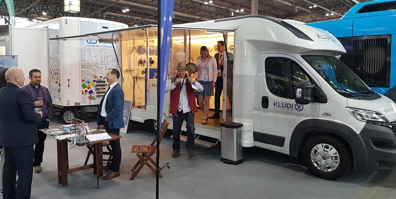 stoisko kludi obok busa na targach