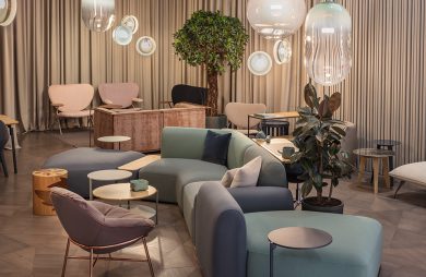 aranżacja wnętrza z nowoczesnymi siedziskami w pastelowych kolorach pod fantazyjnymi lampami wiszącymi