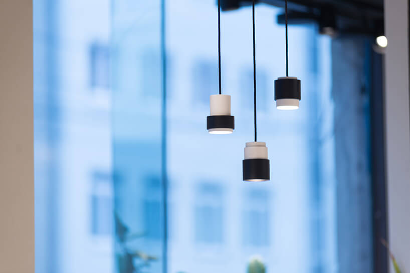 kilka wiszących lamp-reflektorów