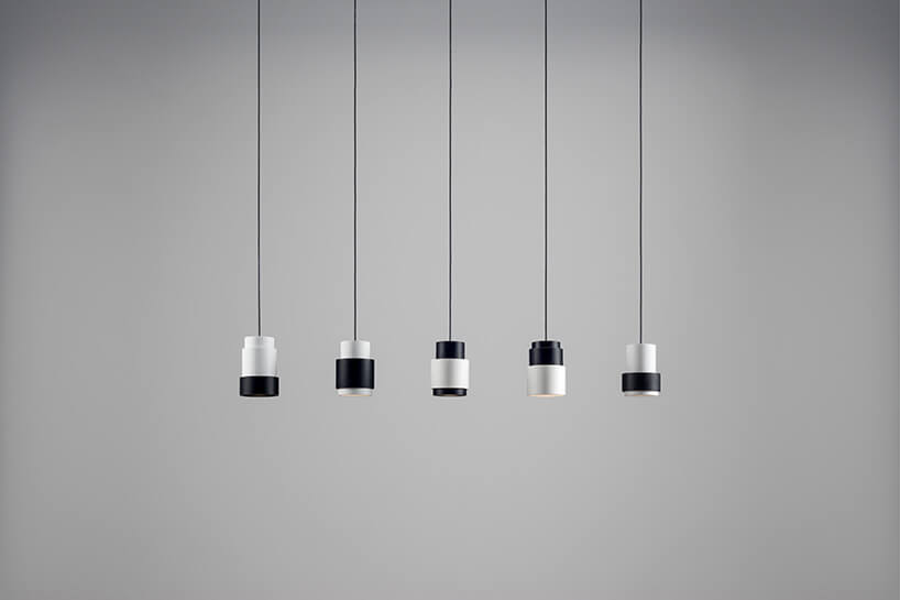 pięć lamp wiszących w rzędzie