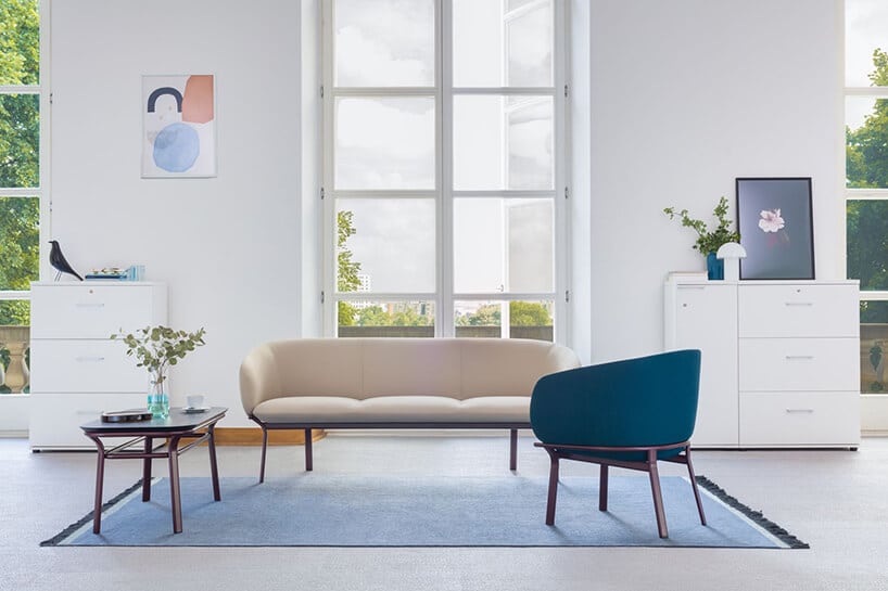 szara sofa i niebieski fotel z serii Grace w aranżacji poczekalni z dużym oknem
