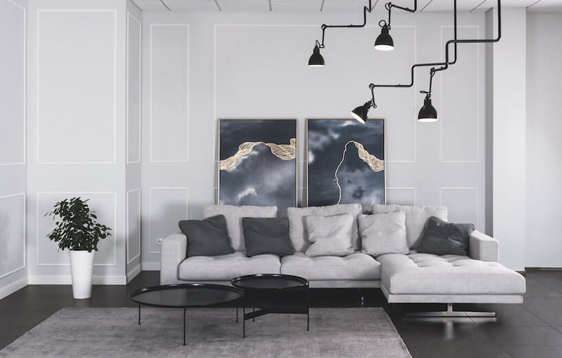 szara sofa na ciemnej podłodze za czarnymi owalnym stolikiem
