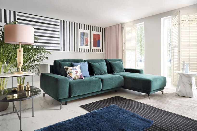 ciemno zielona sofa w aranżacji salonu na jasnej podłodze
