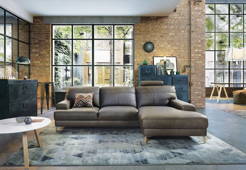jasno brązowa sofa w przestronnym lofcie