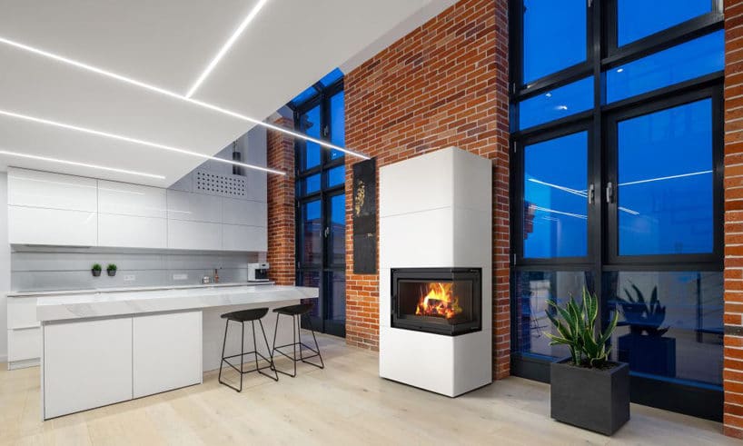 elegancki kominek LEO HOME EASY BOX od Kratki w białej zabudowie na tle ceglanej ściany