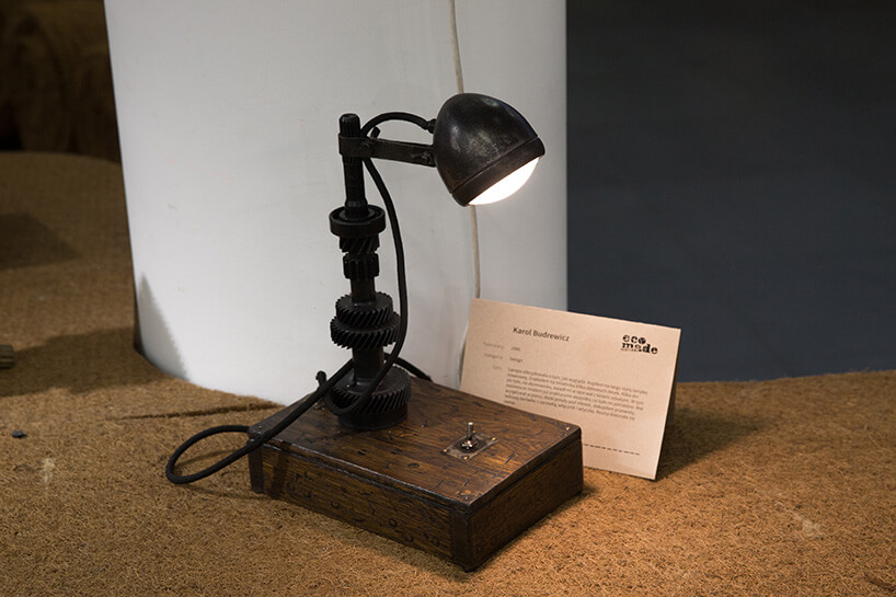 brązowa lampka z metalowego złomu