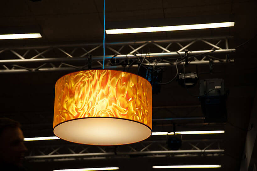 żółta lampa wisząca