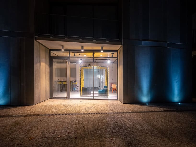 oświetlone wejście do showroomu VANK nocą