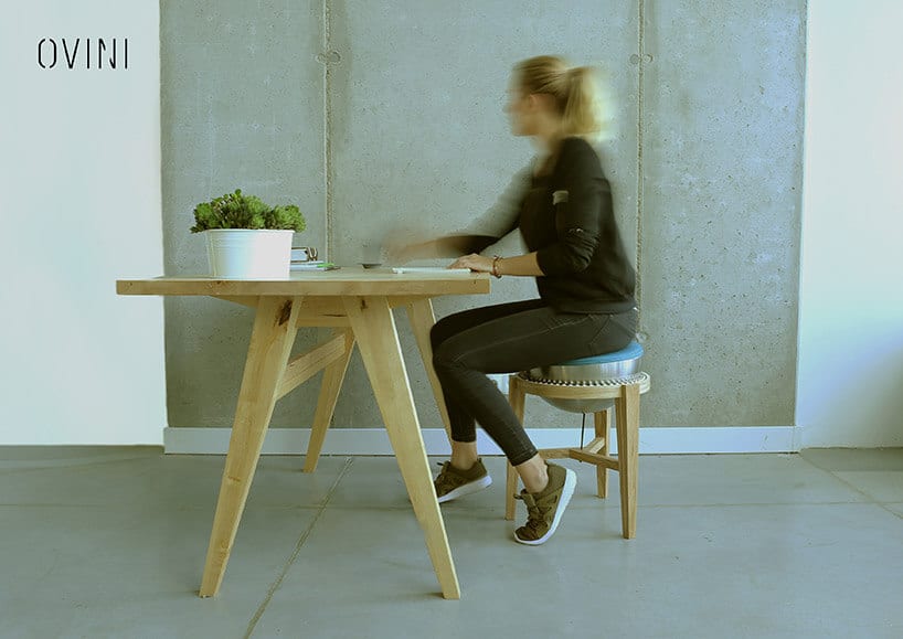 kobieta siedząca na Balance Chair przy stole