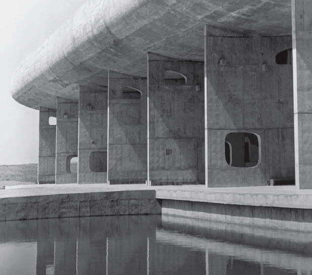 monumentalny przykład modernistycznego budynku