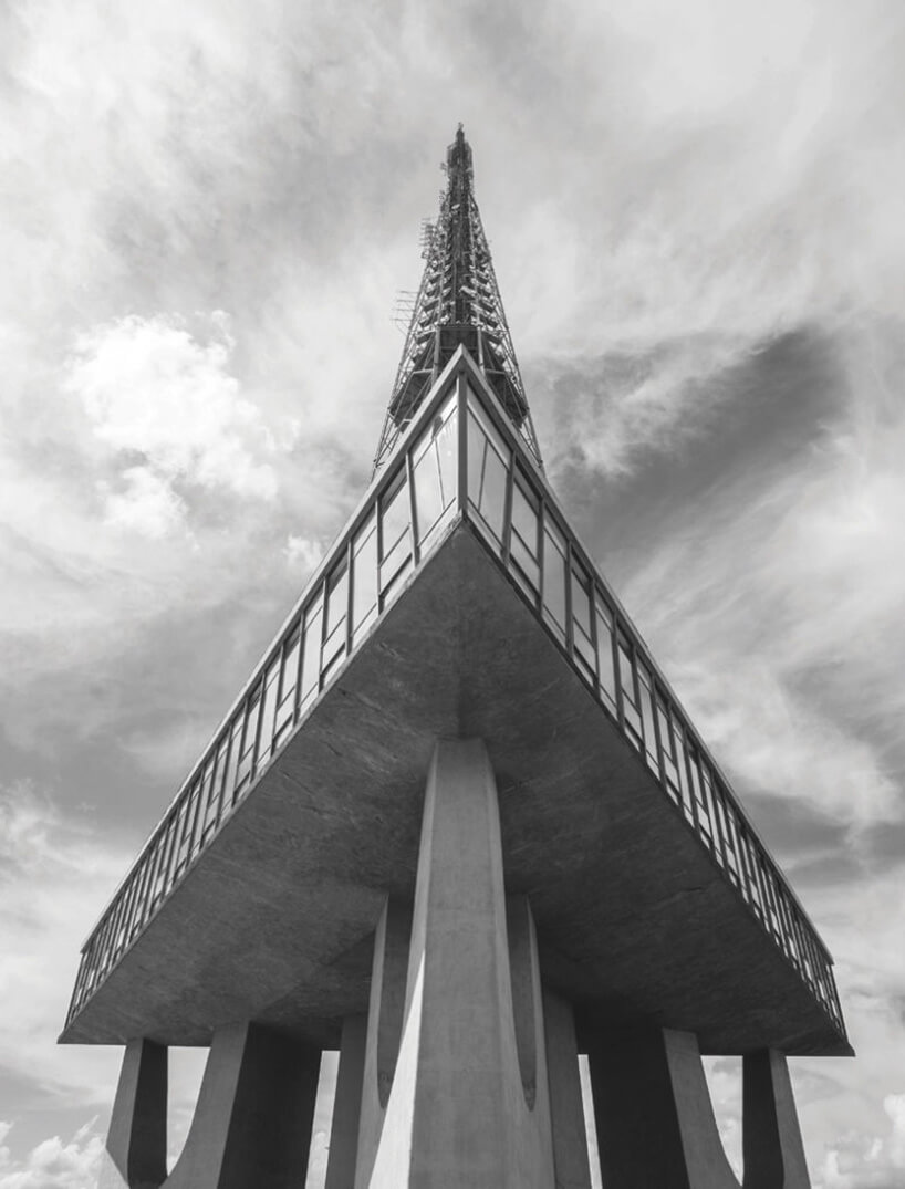 modernistyczna wieża przekaźnikowa