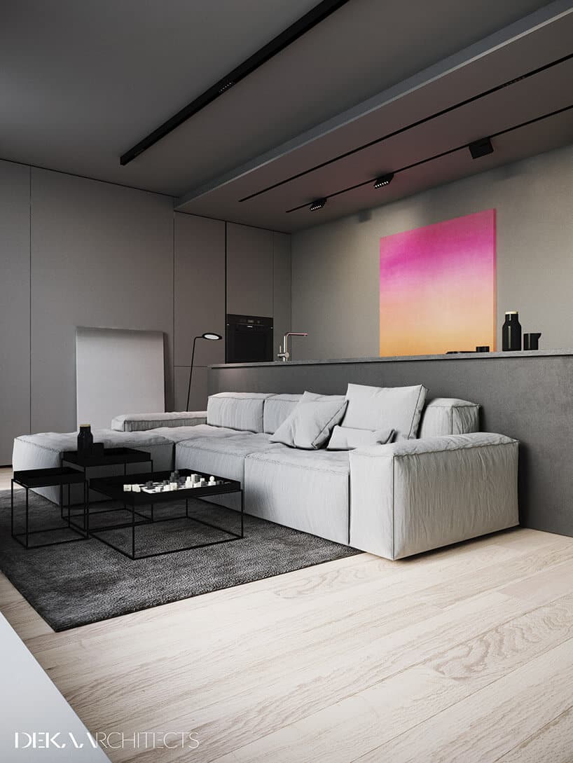 szary salon z dużą białą sofą czarnym stolikiem