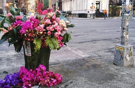 kwiaty w koszu na śmieci w Nowym Jorku