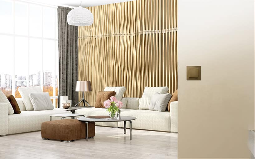 złoty włącznik na ścianie w eleganckim salonie ze złotą ścianą