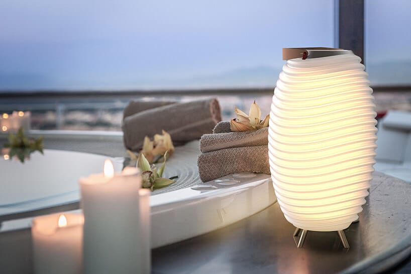 lampa ze zdobieniami przy jacuzzi ze świeczkami