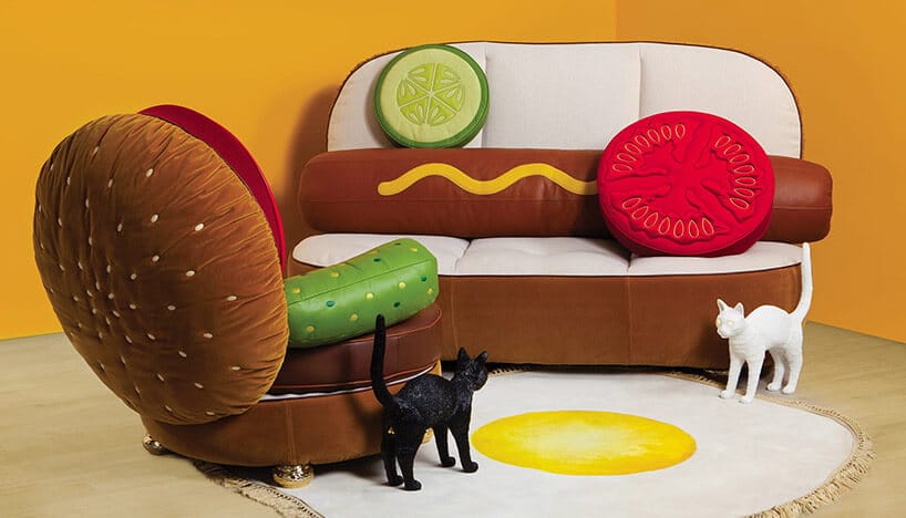 fotel hamburger obok kanapy hot doga i kocich lamp